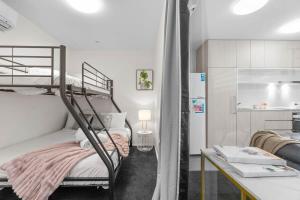 阿德莱德Amazing CBD 2BR Apt - Walkable & Wi-Fi & Charm的有两张双层床和一张书桌的房间