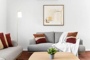 Χώρος καθιστικού στο In Between City Sea & Airport - 2BR Vacation Home