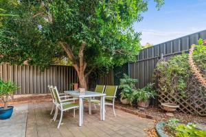 Κήπος έξω από το In Between City Sea & Airport - 2BR Vacation Home