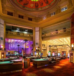 een grote kamer met pooltafels in een casino bij The CBD Hidden Gem 1BR Central & Walkable Haven in Adelaide