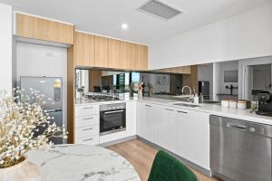 Η κουζίνα ή μικρή κουζίνα στο Elegant 1BR CBD Apt Walkable&Wi-Fi&Attractions