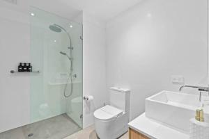 Ένα μπάνιο στο Elegant 1BR CBD Apt Walkable&Wi-Fi&Attractions