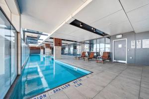 Baseinas apgyvendinimo įstaigoje Elegant 1BR CBD Apt Walkable&Wi-Fi&Attractions arba netoliese