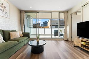 Μια τηλεόραση ή/και κέντρο ψυχαγωγίας στο 2BR CBD Apt Swimming Pool Sauna SPA CBD +8 φωτογραφίες