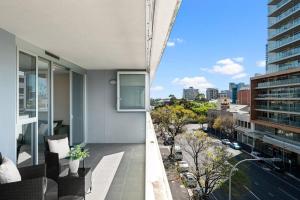 Apartamento con balcón con vistas a la ciudad en 2BR CBD Apt Swimming Pool Sauna SPA CBD, en Adelaida
