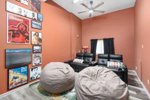 Gallery image of Pool Table Movie Theater Fire Pit in McGaheysville