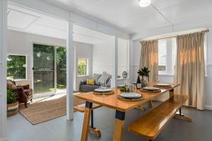 un soggiorno con un tavolo e un divano di Captains Cottage - Huskisson a Huskisson