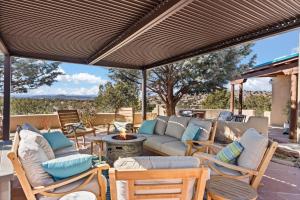 d'une terrasse avec un canapé, des chaises et un foyer extérieur. dans l'établissement Chamisa, à Santa Fe