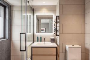 Uma casa de banho em DoubleTree by Hilton Queenstown