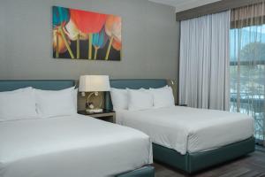 una camera d'albergo con due letti e una finestra di Casa Salles Hotel Boutique a Tequila