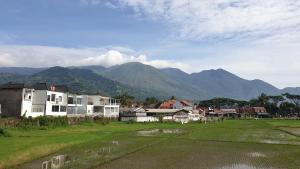 wioska z domami i górami w tle w obiekcie Vila Adinda Syariah C-4 Bukit Gardenia Resort w mieście Garut