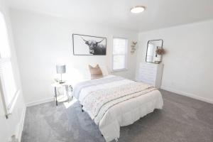 ein weißes Schlafzimmer mit einem Bett und einer Kommode in der Unterkunft 4 Bedroom Home near HOF Village in Canton