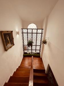 a stairway with a window and a picture on the wall at Casa en Punta Barandua in Punta Blanca