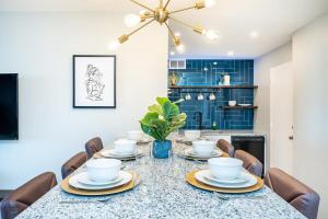 a dining room with a table and chairs at Atlanta Downtown! High Rise! Onsite Parking LM1903 in Atlanta