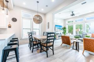 cocina y comedor con mesa y sillas en Da Beach House, en Destin