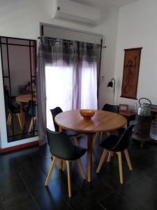 a table and chairs in a room with a window at Linda y cómoda casa en Colonia del Sacramento in Colonia del Sacramento