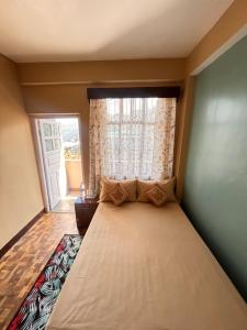 Postel nebo postele na pokoji v ubytování Sai Darshan Homestay