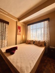 Postel nebo postele na pokoji v ubytování Sai Darshan Homestay