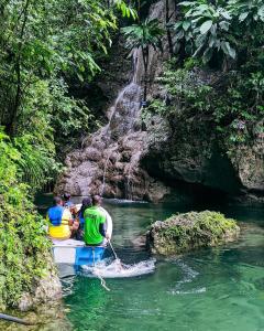 un groupe de personnes sur un bateau dans une rivière dans l'établissement Kai's Place at Tim Pappies 3rd Floor luxury villa, à Port Antonio