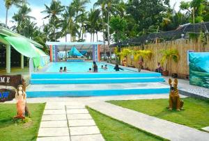 un parque acuático con una gran piscina con gente. en Iloilo Paraw Beach Resort, en Iloilo City