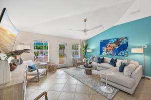 sala de estar con paredes azules y sofá en Salty Seas 405 Sandy Cay en Destin
