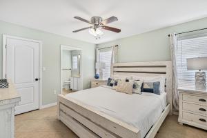 1 dormitorio con 1 cama y ventilador de techo en Salty Seas 405 Sandy Cay en Destin