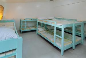 pokój z 3 łóżkami piętrowymi w pokoju w obiekcie Iloilo Paraw Beach Resort w mieście Iloilo