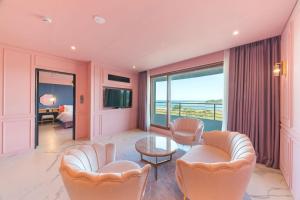 TV a/nebo společenská místnost v ubytování Dignity Hotel