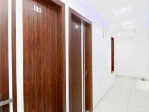 una puerta de madera en una habitación con pasillo en OYO Hotel Galaxy, en Bathinda