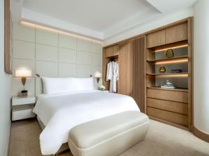 Letto o letti in una camera di Lanson Place Causeway Bay, Hong Kong