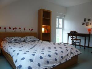 een slaapkamer met een bed, een tafel en een bureau bij Gîte Le Boulay, 5 pièces, 6 personnes - FR-1-381-273 in Le Boulay
