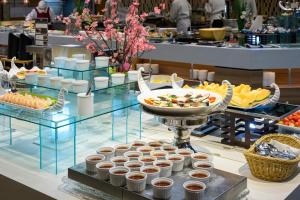 ein Buffet mit Speisen auf einem Tisch in einem Restaurant in der Unterkunft Senkeien Tsukioka Hotel in Kaminoyama