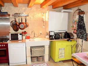 a small kitchen with a sink and a stove at Gîte de Charme Rénové, Idéal Famille, Centre-Ville, WiFi, Parking Gratuit, Vélo Bienvenue - FR-1-381-268 in Loches