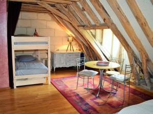 a room with two bunk beds and a table and chairs at Gîte Loches, 2 pièces, 6 personnes - FR-1-381-268 in Loches