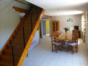 une salle à manger avec une table et un escalier dans l'établissement Gîte Saint-Omer, 4 pièces, 7 personnes - FR-1-376-72, à Saint-Omer