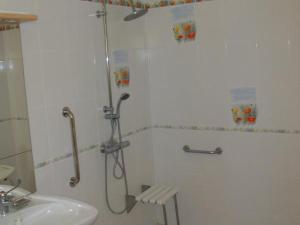 W łazience znajduje się prysznic i umywalka. w obiekcie Gîte Saint-Omer, 4 pièces, 7 personnes - FR-1-376-72 w mieście Saint-Omer