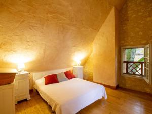 1 dormitorio con cama blanca y ventana en Gîte Monsac, 4 pièces, 5 personnes - FR-1-616-103, en Monsac