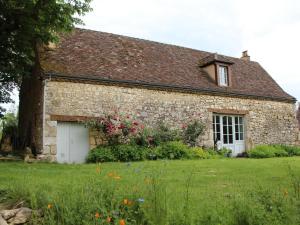 an old stone house with a white garage at Gîte Monsac, 4 pièces, 5 personnes - FR-1-616-103 in Monsac