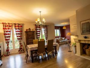 uma sala de jantar com uma mesa e cadeiras num quarto em Gîte Trélissac, 3 pièces, 4 personnes - FR-1-616-74 em Trélissac