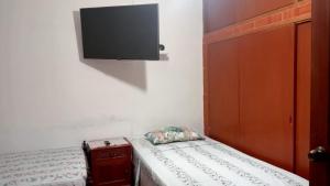 Et tv og/eller underholdning på Blue Beach House Chicama - Habitaciones