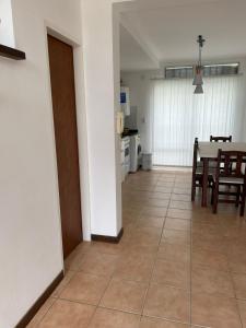 une cuisine et une salle à manger avec une table et des chaises dans l'établissement Departamento Emilia 1, à Chascomús 7 autres photos