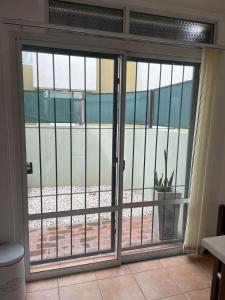 d'une porte coulissante en verre offrant une vue sur le bâtiment. dans l'établissement Departamento Emilia 1, à Chascomús