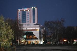 un edificio alto con luces encima en Merian Palace Hotel, en Stara Zagora