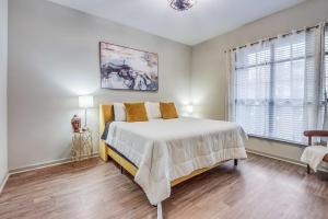 ein weißes Schlafzimmer mit einem Bett und einem Fenster in der Unterkunft Modern luxury retreat! in Atlanta + 32 Fotos