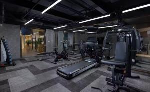 een fitnessruimte met diverse fitnessapparatuur in een kamer bij YZhi Hotel - Guangzhou Yuexiu Park Railway Station in Guangzhou