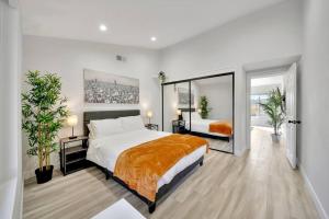 um quarto com uma cama grande e um espelho grande em New! King Suite House with an Amazing Valley View! em Los Angeles