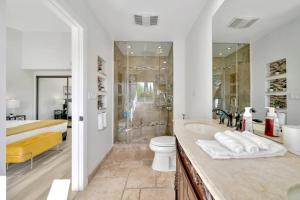 uma casa de banho com uma banheira, um WC e um chuveiro em New! King Suite House with an Amazing Valley View! em Los Angeles