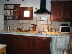 a kitchen with a sink and a stove top oven at Casa Rural Guaidil in Vallehermoso