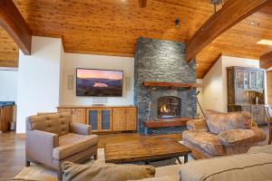 Χώρος καθιστικού στο Stone Peak Lodge