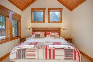 Ένα ή περισσότερα κρεβάτια σε δωμάτιο στο Stone Peak Lodge